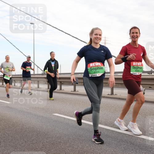 03.10.2025 - Köhlbrandbrückenlauf Lena Gebhardt http://msf.ph/oto/9198129 03.10.2025 15:33:33 Position 1 8504, 9069 meine-sportfotos.de