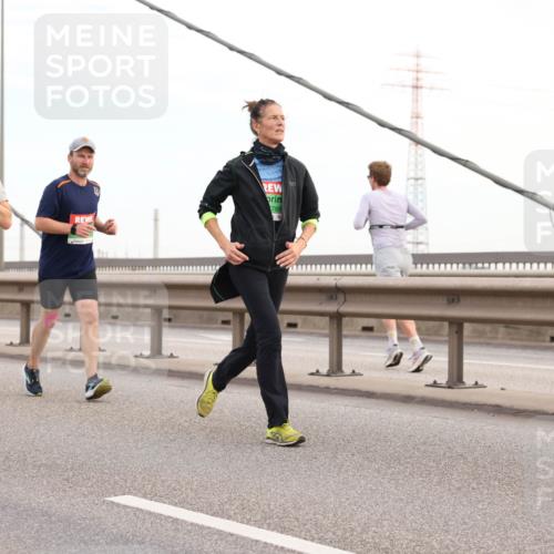 03.10.2025 - Köhlbrandbrückenlauf Lena Gebhardt http://msf.ph/oto/9198132 03.10.2025 15:33:34 Position 1  meine-sportfotos.de