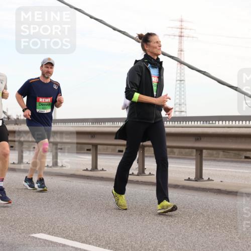 03.10.2025 - Köhlbrandbrückenlauf Lena Gebhardt http://msf.ph/oto/9198133 03.10.2025 15:33:34 Position 1 7243, 8227 meine-sportfotos.de