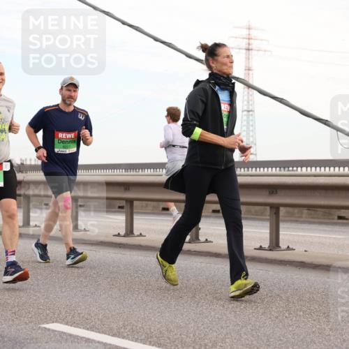 03.10.2025 - Köhlbrandbrückenlauf Lena Gebhardt http://msf.ph/oto/9198134 03.10.2025 15:33:34 Position 1 7243, 8227 meine-sportfotos.de