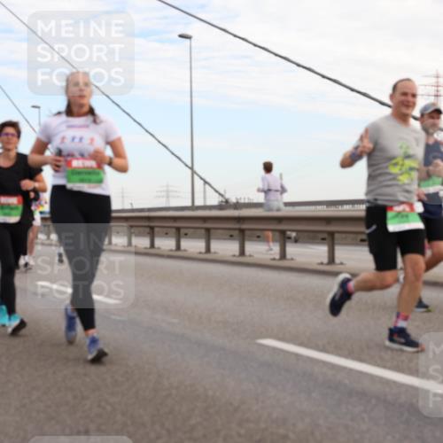 03.10.2025 - Köhlbrandbrückenlauf Lena Gebhardt http://msf.ph/oto/9198138 03.10.2025 15:33:35 Position 1  meine-sportfotos.de