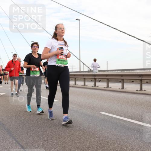 03.10.2025 - Köhlbrandbrückenlauf Lena Gebhardt http://msf.ph/oto/9198140 03.10.2025 15:33:35 Position 1 9631, 8819, 7243 meine-sportfotos.de