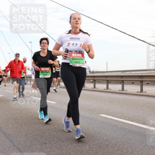 03.10.2025 - Köhlbrandbrückenlauf Lena Gebhardt http://msf.ph/oto/9198142 03.10.2025 15:33:36 Position 1 9631, 8819 meine-sportfotos.de