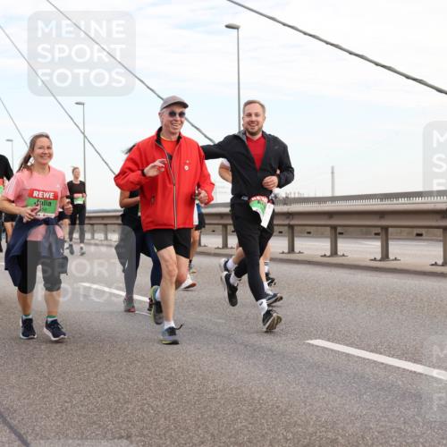 03.10.2025 - Köhlbrandbrückenlauf Lena Gebhardt http://msf.ph/oto/9198148 03.10.2025 15:33:37 Position 1 50 meine-sportfotos.de