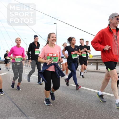 03.10.2025 - Köhlbrandbrückenlauf Lena Gebhardt http://msf.ph/oto/9198154 03.10.2025 15:33:39 Position 1 50, 7453 meine-sportfotos.de