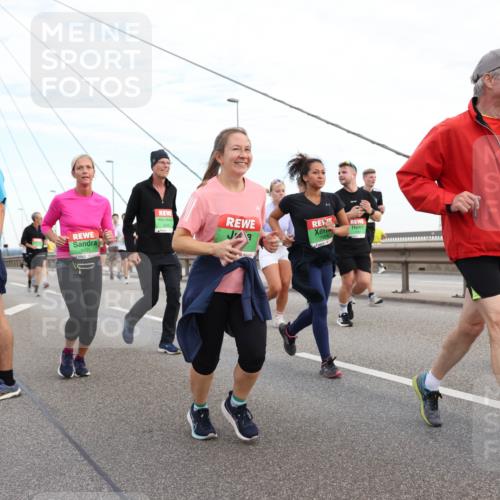 03.10.2025 - Köhlbrandbrückenlauf Lena Gebhardt http://msf.ph/oto/9198155 03.10.2025 15:33:39 Position 1 8430, 85 meine-sportfotos.de