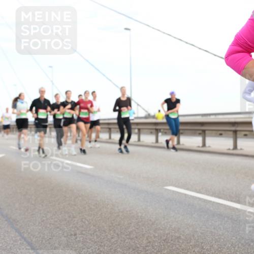 03.10.2025 - Köhlbrandbrückenlauf Lena Gebhardt http://msf.ph/oto/9198162 03.10.2025 15:33:40 Position 1  meine-sportfotos.de