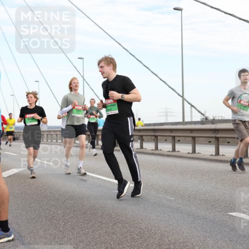 03.10.2025 - Köhlbrandbrückenlauf Lena Gebhardt http://msf.ph/oto/9198174 03.10.2025 15:33:43 Position 1 8838, 9411 meine-sportfotos.de