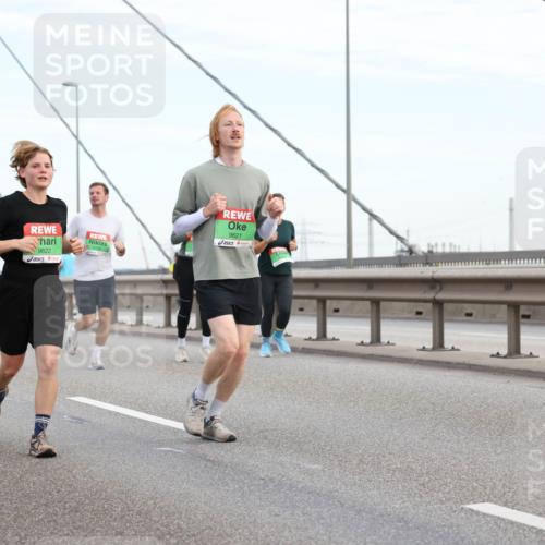 03.10.2025 - Köhlbrandbrückenlauf Lena Gebhardt http://msf.ph/oto/9198179 03.10.2025 15:33:44 Position 1 9622, 9621 meine-sportfotos.de