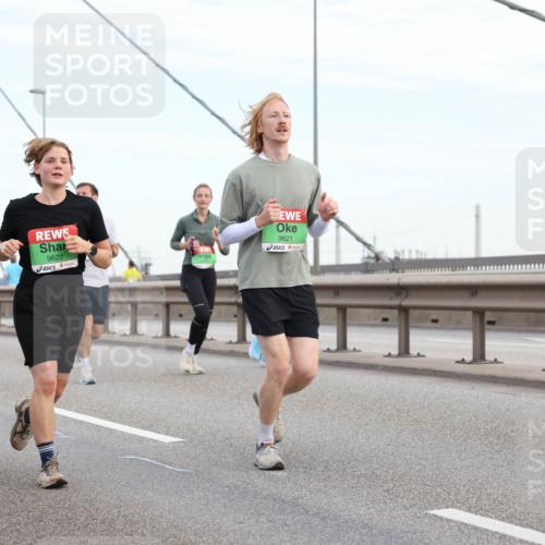 03.10.2025 - Köhlbrandbrückenlauf Lena Gebhardt http://msf.ph/oto/9198180 03.10.2025 15:33:45 Position 1 9621, 9622 meine-sportfotos.de