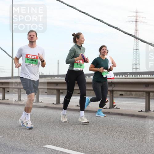 03.10.2025 - Köhlbrandbrückenlauf Lena Gebhardt http://msf.ph/oto/9198191 03.10.2025 15:33:47 Position 1 9038, 9039 meine-sportfotos.de