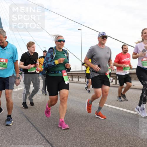 03.10.2025 - Köhlbrandbrückenlauf Lena Gebhardt http://msf.ph/oto/9198218 03.10.2025 15:33:52 Position 1 8907, 8905, 82 meine-sportfotos.de