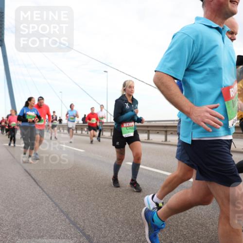 03.10.2025 - Köhlbrandbrückenlauf Lena Gebhardt http://msf.ph/oto/9198231 03.10.2025 15:33:55 Position 1 8175, 8194 meine-sportfotos.de
