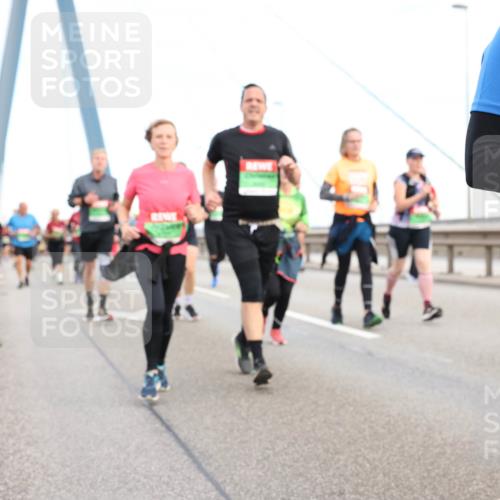 03.10.2025 - Köhlbrandbrückenlauf Lena Gebhardt http://msf.ph/oto/9198241 03.10.2025 15:33:57 Position 1 70 meine-sportfotos.de