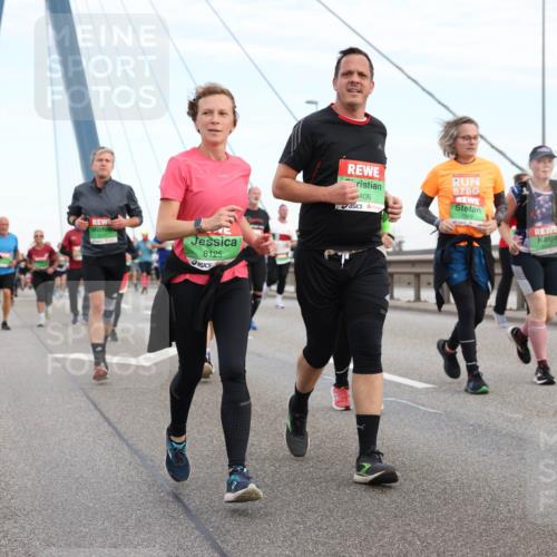 03.10.2025 - Köhlbrandbrückenlauf Lena Gebhardt http://msf.ph/oto/9198243 03.10.2025 15:33:57 Position 1 8125, 406 meine-sportfotos.de