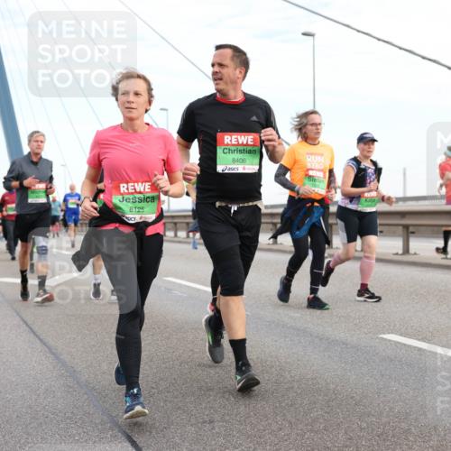 03.10.2025 - Köhlbrandbrückenlauf Lena Gebhardt http://msf.ph/oto/9198245 03.10.2025 15:33:58 Position 1 8125, 8406 meine-sportfotos.de