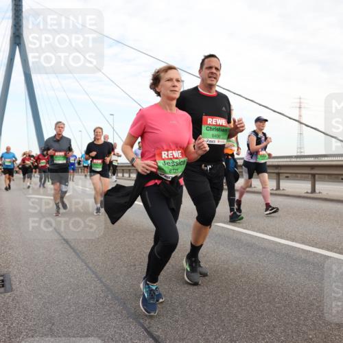 03.10.2025 - Köhlbrandbrückenlauf Lena Gebhardt http://msf.ph/oto/9198246 03.10.2025 15:33:58 Position 1 8125, 8406 meine-sportfotos.de