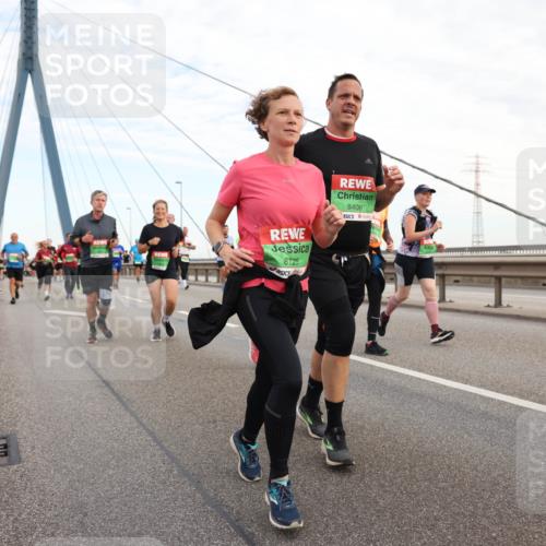 03.10.2025 - Köhlbrandbrückenlauf Lena Gebhardt http://msf.ph/oto/9198247 03.10.2025 15:33:58 Position 1 8125, 8406 meine-sportfotos.de