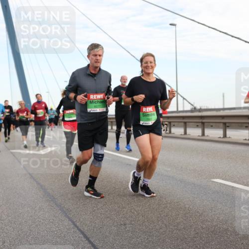 03.10.2025 - Köhlbrandbrückenlauf Lena Gebhardt http://msf.ph/oto/9198249 03.10.2025 15:33:59 Position 1 8277, 025, 7816, 9625 meine-sportfotos.de
