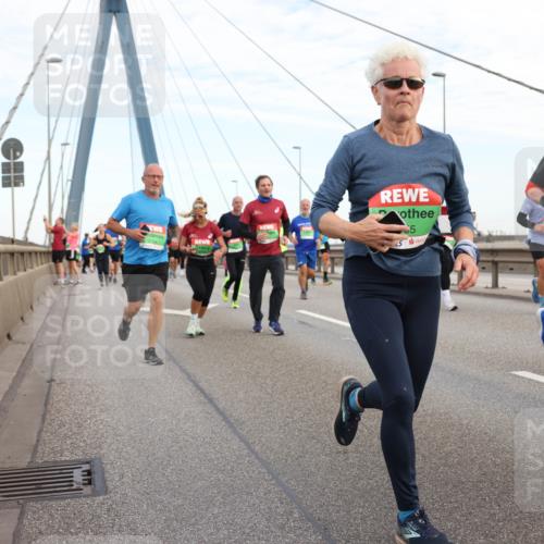 03.10.2025 - Köhlbrandbrückenlauf Lena Gebhardt http://msf.ph/oto/9198260 03.10.2025 15:34:01 Position 1 5, 9699 meine-sportfotos.de