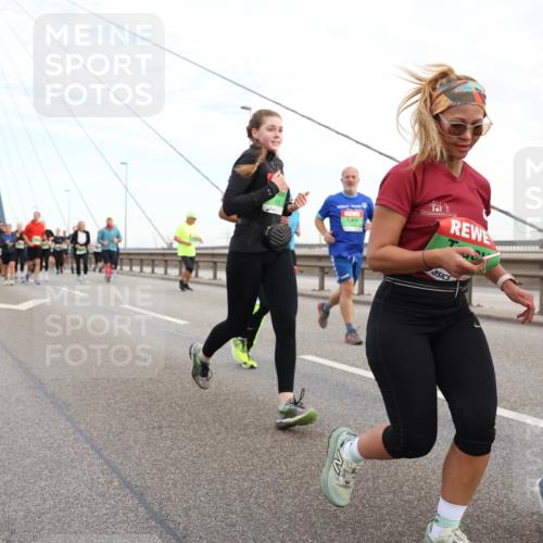 03.10.2025 - Köhlbrandbrückenlauf Lena Gebhardt http://msf.ph/oto/9198274 03.10.2025 15:34:04 Position 1  meine-sportfotos.de