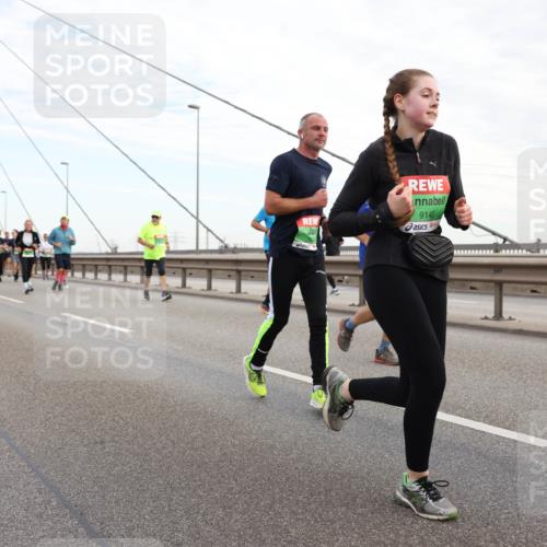 03.10.2025 - Köhlbrandbrückenlauf Lena Gebhardt http://msf.ph/oto/9198276 03.10.2025 15:34:05 Position 1 9140 meine-sportfotos.de