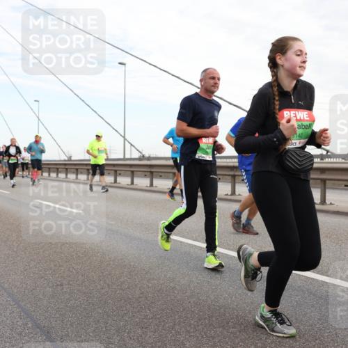 03.10.2025 - Köhlbrandbrückenlauf Lena Gebhardt http://msf.ph/oto/9198277 03.10.2025 15:34:05 Position 1 140 meine-sportfotos.de