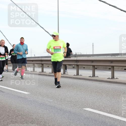 03.10.2025 - Köhlbrandbrückenlauf Lena Gebhardt http://msf.ph/oto/9198282 03.10.2025 15:34:06 Position 1 8949 meine-sportfotos.de