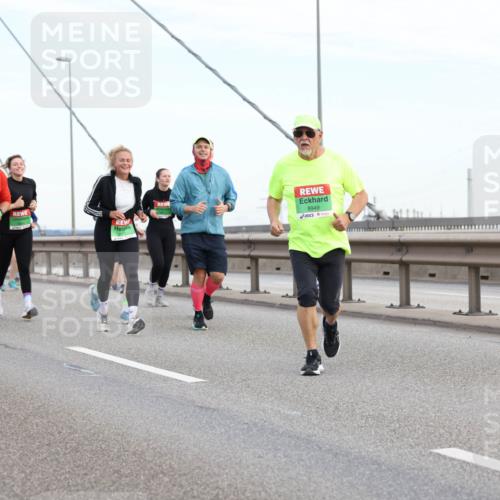 03.10.2025 - Köhlbrandbrückenlauf Lena Gebhardt http://msf.ph/oto/9198285 03.10.2025 15:34:07 Position 1 8953, 8949 meine-sportfotos.de