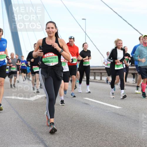 03.10.2025 - Köhlbrandbrückenlauf Lena Gebhardt http://msf.ph/oto/9198290 03.10.2025 15:34:07 Position 1 9252, 7796, 8949 meine-sportfotos.de