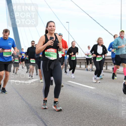 03.10.2025 - Köhlbrandbrückenlauf Lena Gebhardt http://msf.ph/oto/9198291 03.10.2025 15:34:08 Position 1 9252, 7796, 8949 meine-sportfotos.de