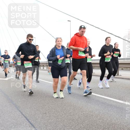 03.10.2025 - Köhlbrandbrückenlauf Lena Gebhardt http://msf.ph/oto/9198309 03.10.2025 15:34:10 Position 1 9050 meine-sportfotos.de