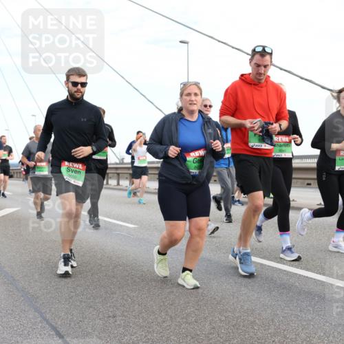 03.10.2025 - Köhlbrandbrückenlauf Lena Gebhardt http://msf.ph/oto/9198310 03.10.2025 15:34:11 Position 1 9050, 841, 9046 meine-sportfotos.de