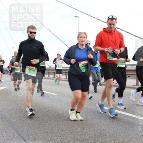 03.10.2025 - Köhlbrandbrückenlauf Lena Gebhardt http://msf.ph/oto/9198311 03.10.2025 15:34:11 Position 1 9050, 8413, 9046, 9044 meine-sportfotos.de