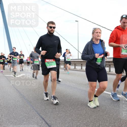 03.10.2025 - Köhlbrandbrückenlauf Lena Gebhardt http://msf.ph/oto/9198313 03.10.2025 15:34:11 Position 1 8330, 9050, 9044 meine-sportfotos.de