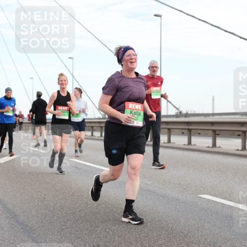 03.10.2025 - Köhlbrandbrückenlauf Lena Gebhardt http://msf.ph/oto/9198347 03.10.2025 15:34:18 Position 1 23 meine-sportfotos.de