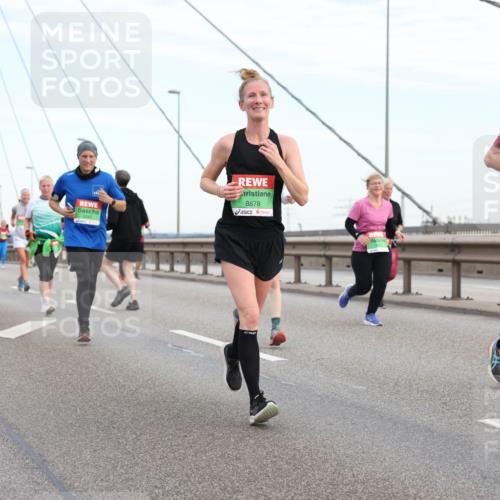 03.10.2025 - Köhlbrandbrückenlauf Lena Gebhardt http://msf.ph/oto/9198348 03.10.2025 15:34:19 Position 1 8878, 9613 meine-sportfotos.de