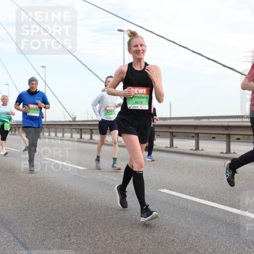 03.10.2025 - Köhlbrandbrückenlauf Lena Gebhardt http://msf.ph/oto/9198352 03.10.2025 15:34:20 Position 1 9245, 8878, 9613 meine-sportfotos.de
