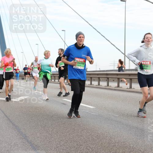 03.10.2025 - Köhlbrandbrückenlauf Lena Gebhardt http://msf.ph/oto/9198353 03.10.2025 15:34:21 Position 1 9245, 8687 meine-sportfotos.de