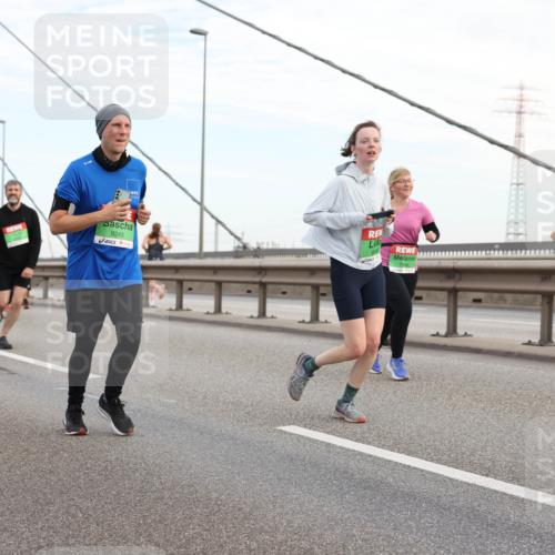 03.10.2025 - Köhlbrandbrückenlauf Lena Gebhardt http://msf.ph/oto/9198356 03.10.2025 15:34:21 Position 1 9245 meine-sportfotos.de