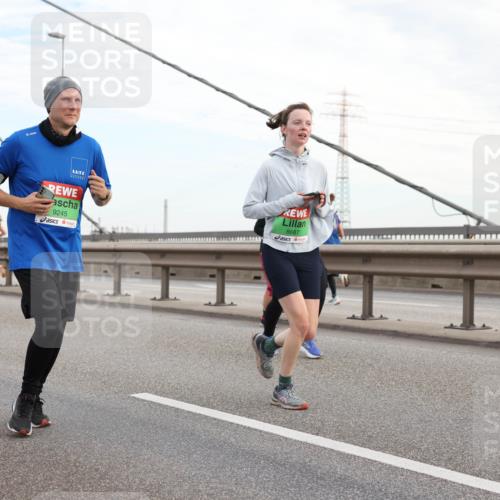03.10.2025 - Köhlbrandbrückenlauf Lena Gebhardt http://msf.ph/oto/9198358 03.10.2025 15:34:21 Position 1 9245, 8687 meine-sportfotos.de