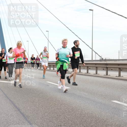 03.10.2025 - Köhlbrandbrückenlauf Lena Gebhardt http://msf.ph/oto/9198361 03.10.2025 15:34:22 Position 1  meine-sportfotos.de