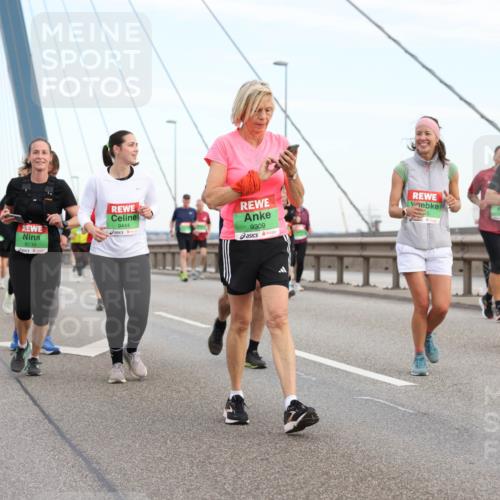 03.10.2025 - Köhlbrandbrückenlauf Lena Gebhardt http://msf.ph/oto/9198368 03.10.2025 15:34:24 Position 1 8239, 9444, 9309, 5 meine-sportfotos.de