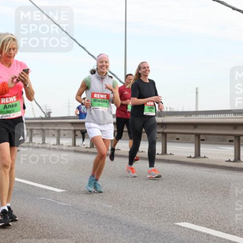 03.10.2025 - Köhlbrandbrückenlauf Lena Gebhardt http://msf.ph/oto/9198370 03.10.2025 15:34:24 Position 1 9309, 7845, 7693 meine-sportfotos.de