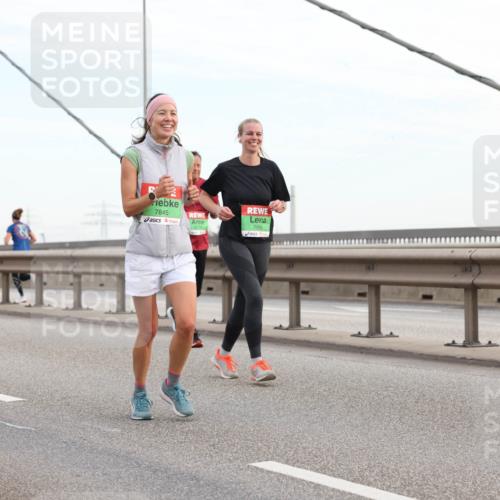 03.10.2025 - Köhlbrandbrückenlauf Lena Gebhardt http://msf.ph/oto/9198373 03.10.2025 15:34:25 Position 1 9309, 7845, 8574, 7693 meine-sportfotos.de