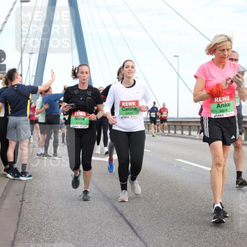 03.10.2025 - Köhlbrandbrückenlauf Lena Gebhardt http://msf.ph/oto/9198374 03.10.2025 15:34:25 Position 1 8239, 9444, 9309 meine-sportfotos.de