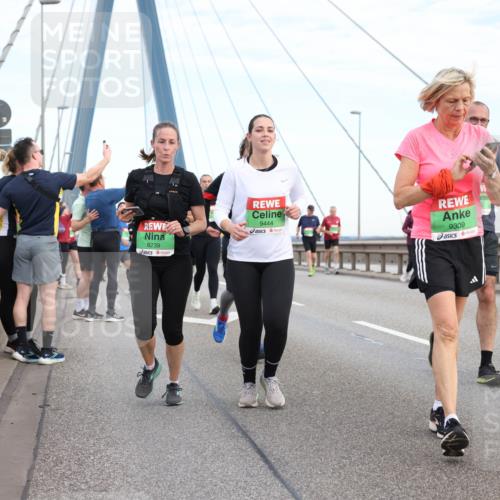 03.10.2025 - Köhlbrandbrückenlauf Lena Gebhardt http://msf.ph/oto/9198375 03.10.2025 15:34:25 Position 1 8239, 9444, 9309 meine-sportfotos.de