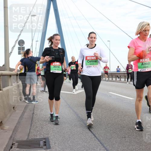 03.10.2025 - Köhlbrandbrückenlauf Lena Gebhardt http://msf.ph/oto/9198378 03.10.2025 15:34:26 Position 1 8239, 9444, 9309 meine-sportfotos.de