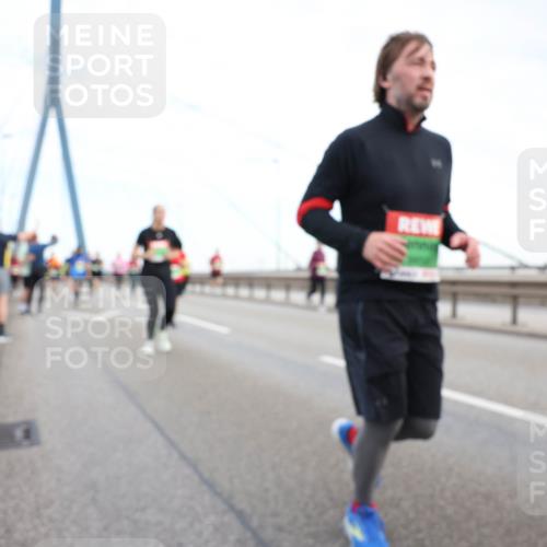 03.10.2025 - Köhlbrandbrückenlauf Lena Gebhardt http://msf.ph/oto/9198385 03.10.2025 15:34:28 Position 1  meine-sportfotos.de