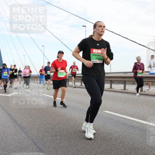 03.10.2025 - Köhlbrandbrückenlauf Lena Gebhardt http://msf.ph/oto/9198389 03.10.2025 15:34:29 Position 1 8731, 33 meine-sportfotos.de
